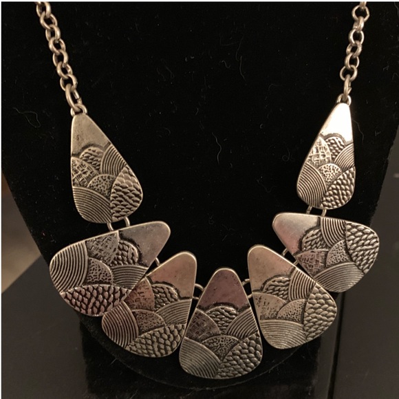 🎁 5/$35 Unknown Brand || Metal Statement Necklace - Picture 2 of 5